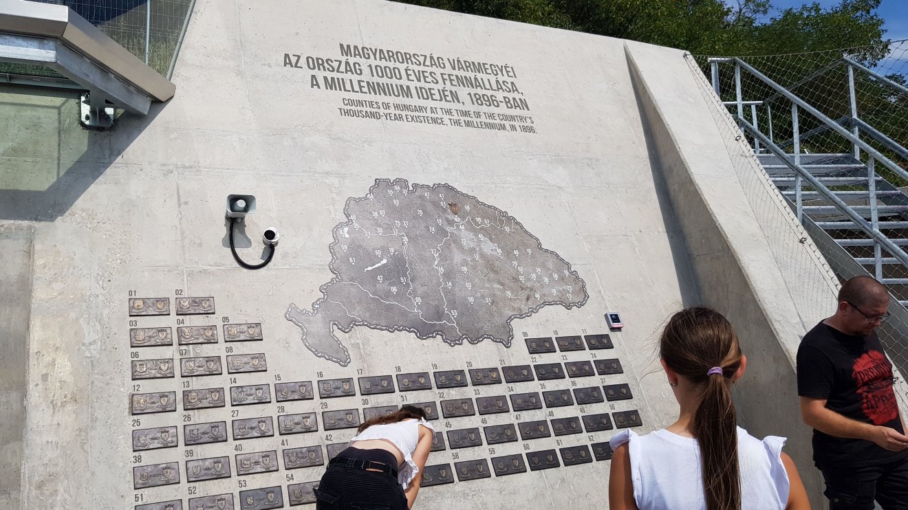 Domborművön a történelem. Ismertető Magyarország egykori vármegyéiről a sátoraljaújhelyi függőhíd Szár-hegyi ídfőjénél •  Fotó: Rostás Szabolcs