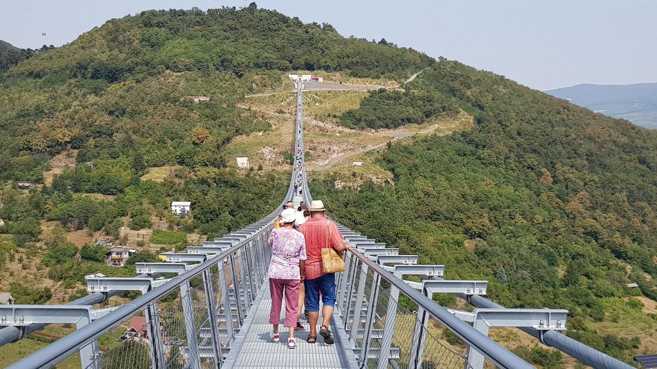 A 720 méter hosszú függőhíd avatóját idén június 4-én tartották