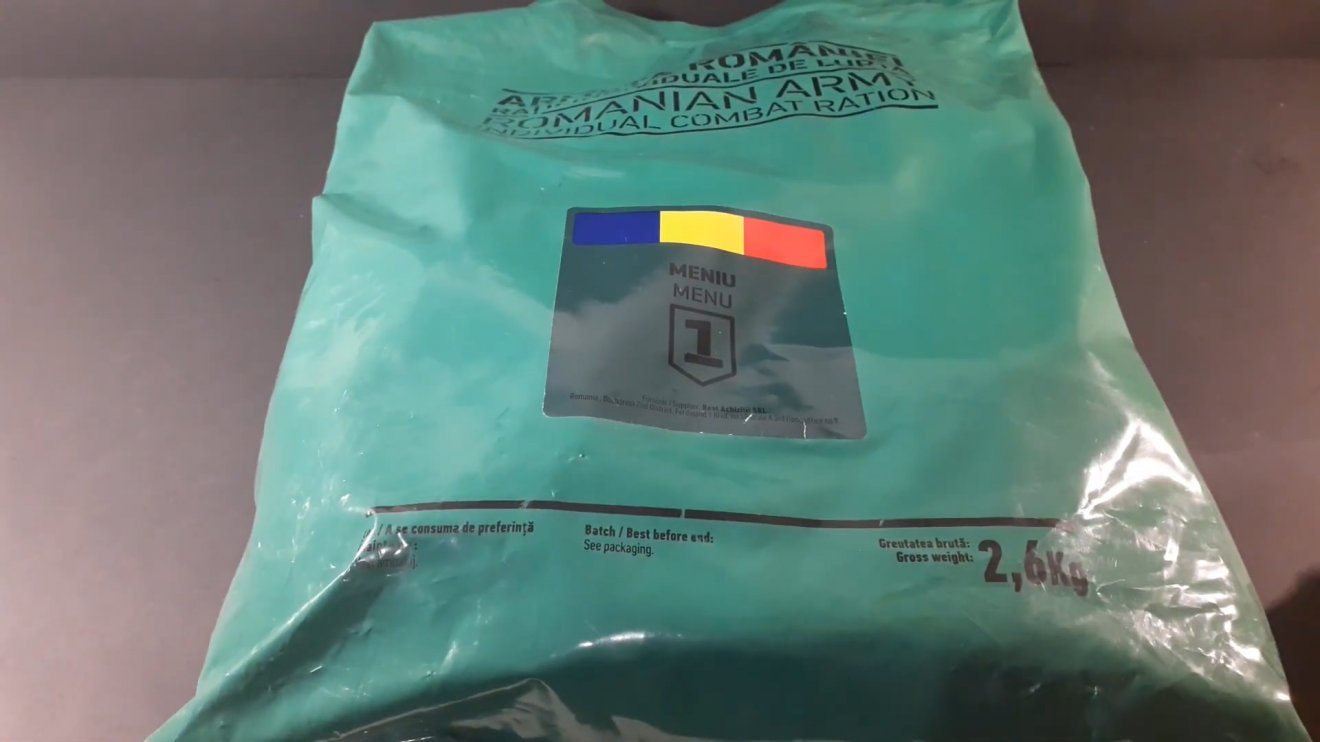 A 2,6 kilogrammos csomag főként instant élelmiszereket, konzerveket tartalmaz •  Fotó: Videófelvétel