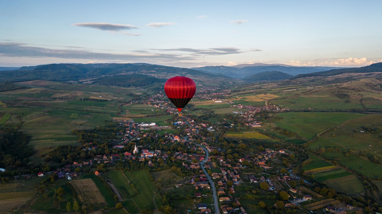 Sétarepülésen a magasból csodálható meg a festői táj •  Fotó: Hőlégballon Parádé