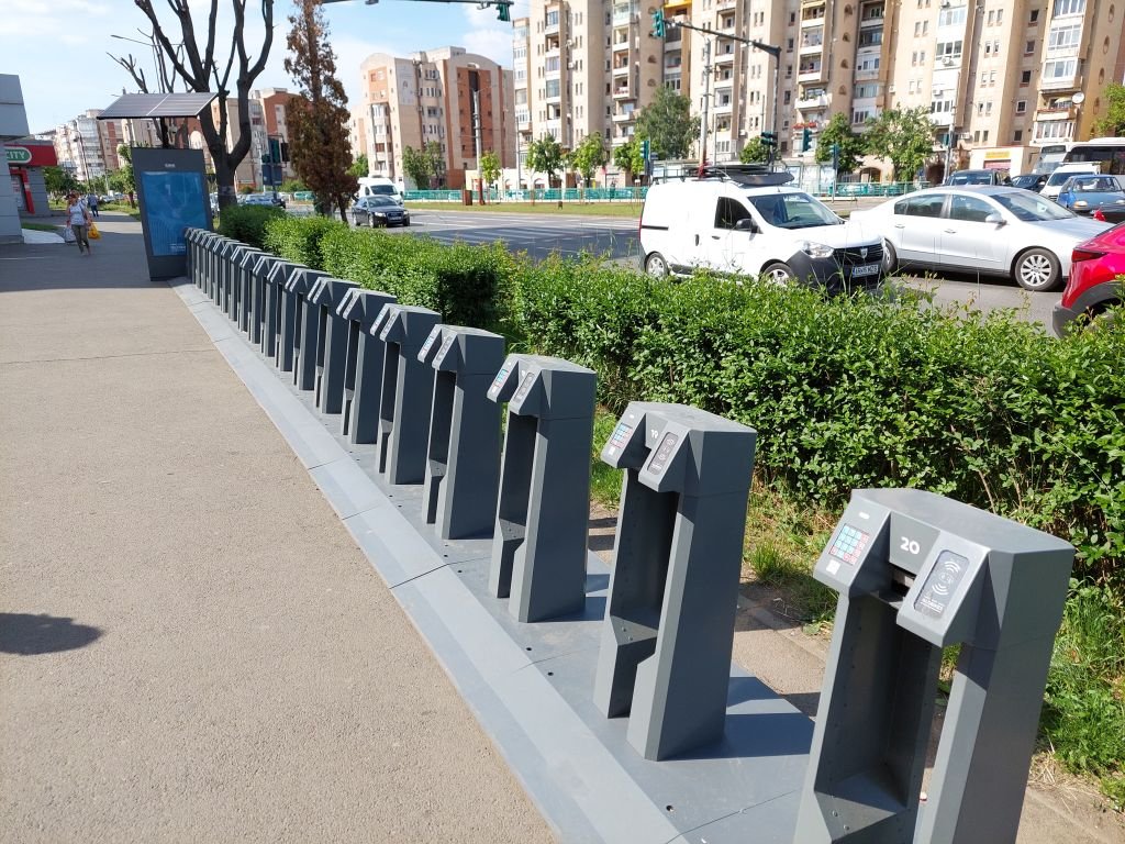 A kerékpártárolók várják a bicikliket, lassan már lejár a szavatossági idejük •  Fotó: Pataky Lehel Zsolt