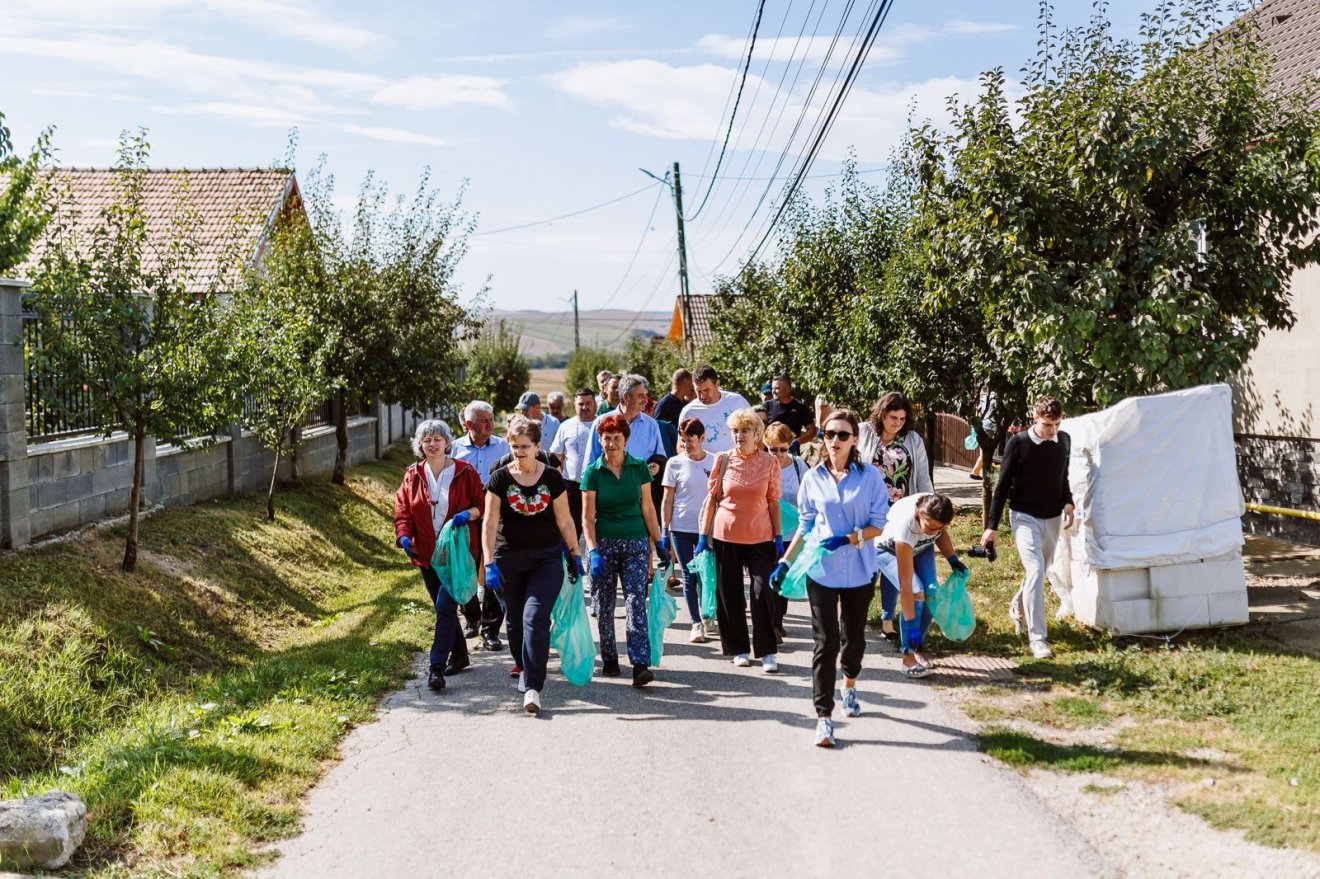 Takarítási akció előzte meg a Fehér megyei rendezvényt •  Fotó: Jövőnk a Szórványban Egyesület