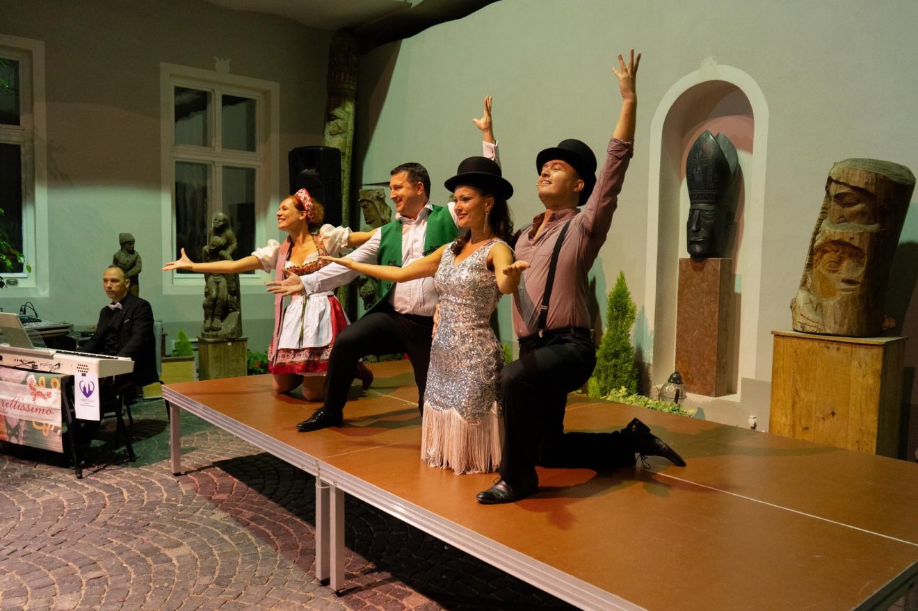 Az Operettissimo együttes és díszmeghívottjai vidám  és komorabb hangulatú operetteket is énekeltek •  Fotó: Oláh-Badi Levente