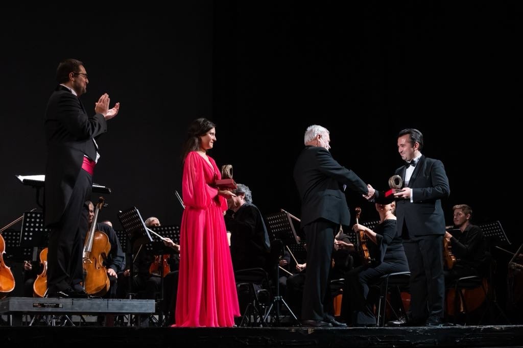 Gebe-Fügi Renáta énekművészt is díjazták, Szép Gyula igazgató  Bardon Tony énekművésznek nyújtja át az elismerést •  Fotó: Kolozsvári Magyar Opera