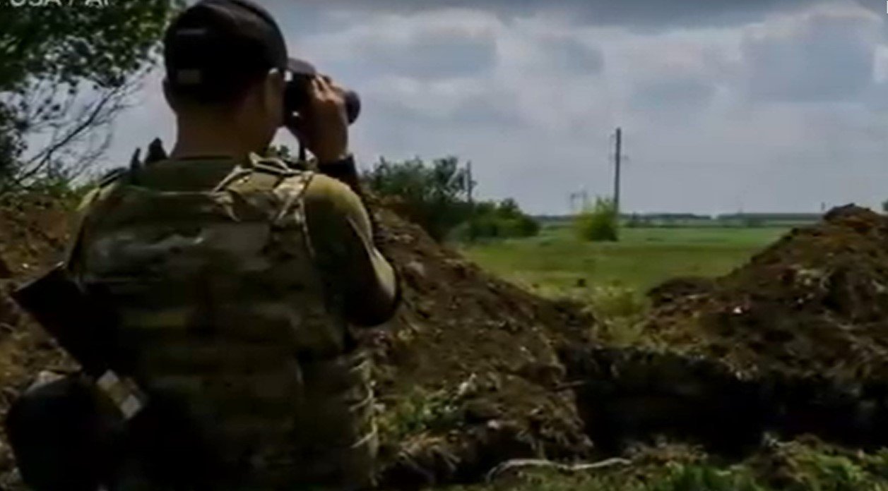 Hetek óta hátrálnak a Donyec-medencében. Ukrán katona kémleli távcsövön az orosz állásokat •  Fotó: Videófelvétel/abc news