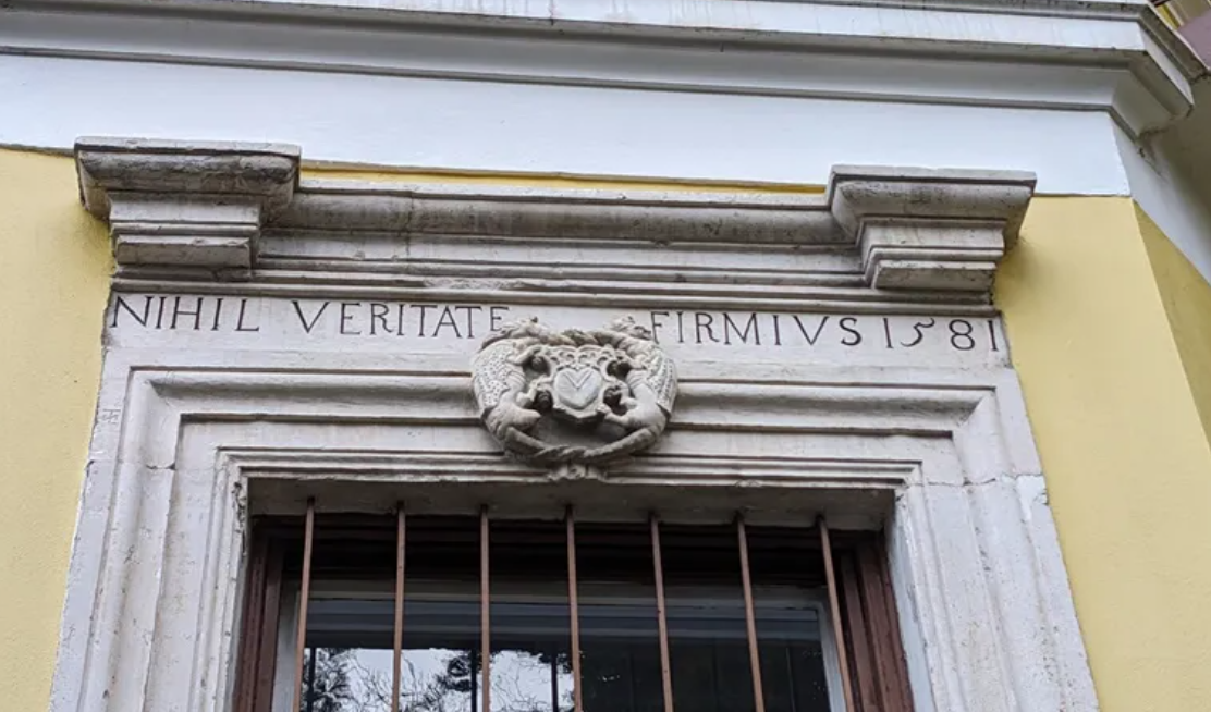 A Wolphard-házból származó beépített kőemlék és felirata: NIHIL VERITATE FIRMIVS 1581 (Semmi sem erősebb az igazságnál) •  Fotó: Sánta Miriám