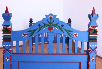 Magyar nemzeti színekkel díszített, több mint 80 éves székelyföldi festett ágyat állítanak ki Budapesten