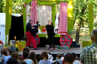 Meséssé válik a Tűzoltótorony környéke, szabadtéri családi napot tart a szatmárnémeti bábtársulat