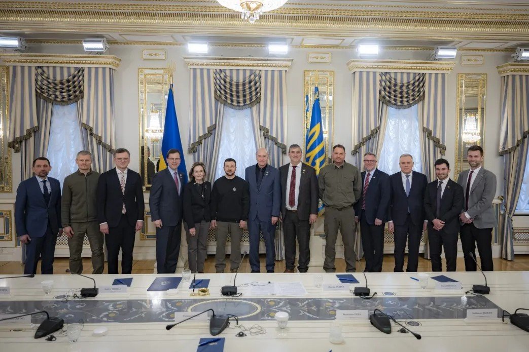 Segítséget ígérnek. Volodimir Zelenszkij ukrán elnök kétpárti amerikai kongresszusi küldöttséget fogadott Kijevben •  Fotó: Ukrán elnöki hivatal