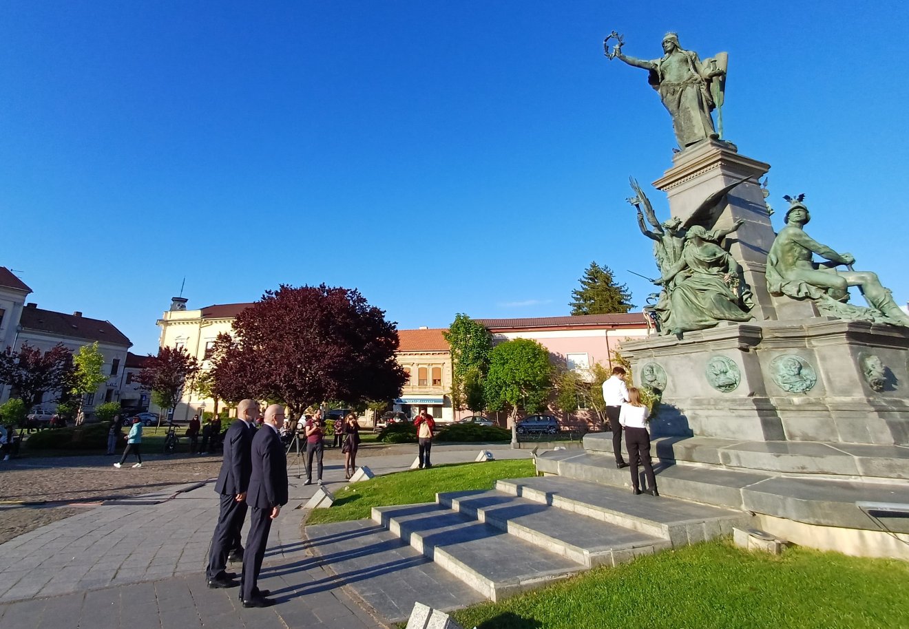 Főhajtás Zala György monumentális alkotásánál •  Fotó: Pataky Lehel Zsolt