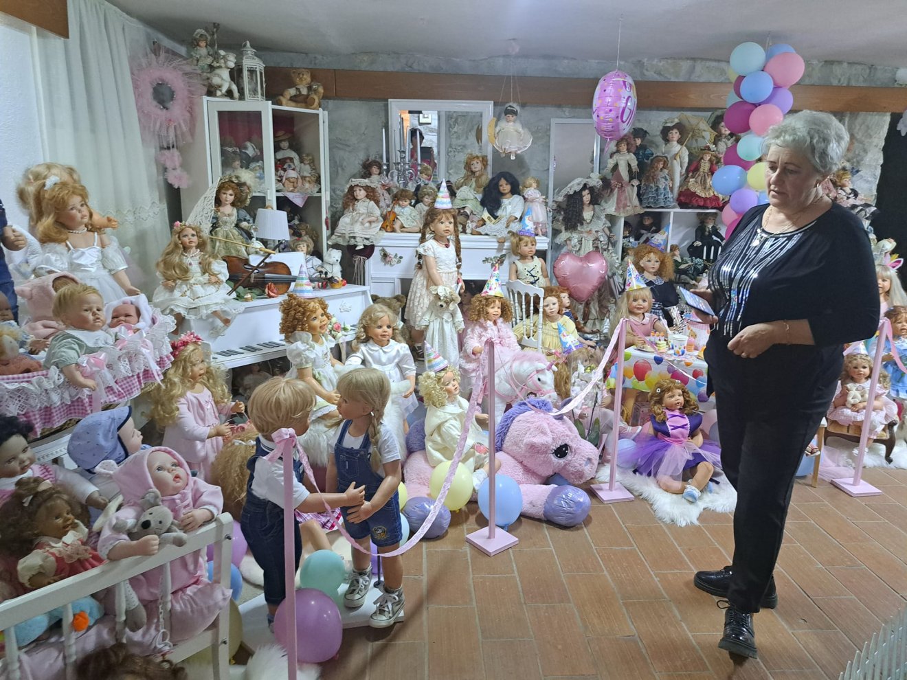 Sinka Zita örömmel mesél az érdeklődőknek gyűjteményéről •  Fotó: Facebook/Zita Sinka
