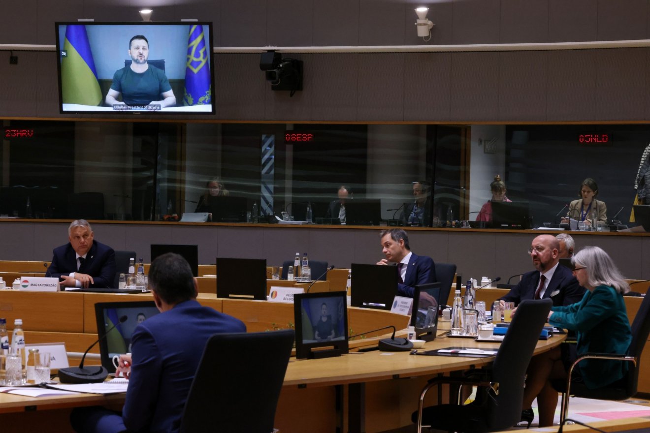 Segélykérés. Az EU-s vezetők, köztük Orbán Viktor és Charles Michel hallgatják Volodimir Zelenszkij beszédét •  Fotó: Európai Tanács