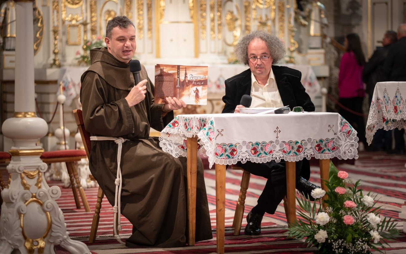 Fr. Urbán Erik tartományfőnök és Borsodi L. László a Ferences térerő című kötet csíksomlyói bemutatóján április 21-én •  Fotó: Erdélyi Ferencesek/Facebook