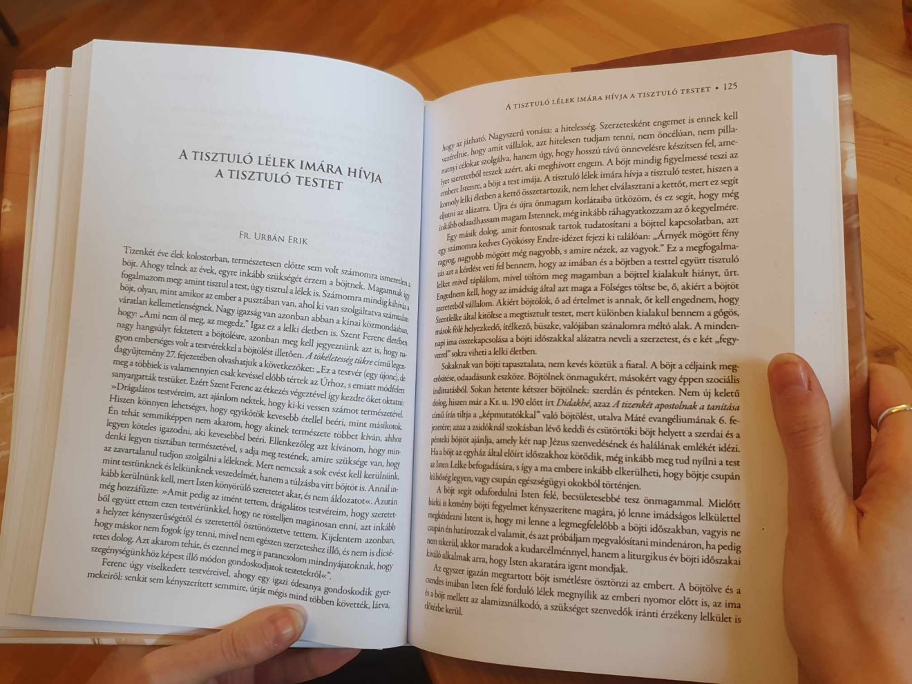 Urbán Erik, a Szent Istvánról elnevezett Erdélyi Ferences Rendtartomány főnöke vallja a kötetben: „a böjt becsületesebbé tesz önmagammal” •  Fotó: Kiss Judit