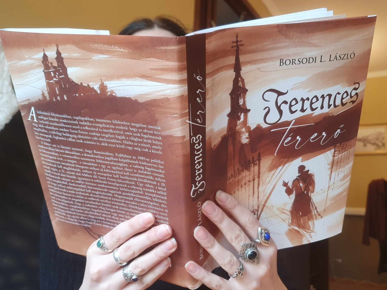 A Ferences térerő című kötet a kolostorok falain belülre és kívülre is invitálja az olvasó •  Fotó: Kiss Judit
