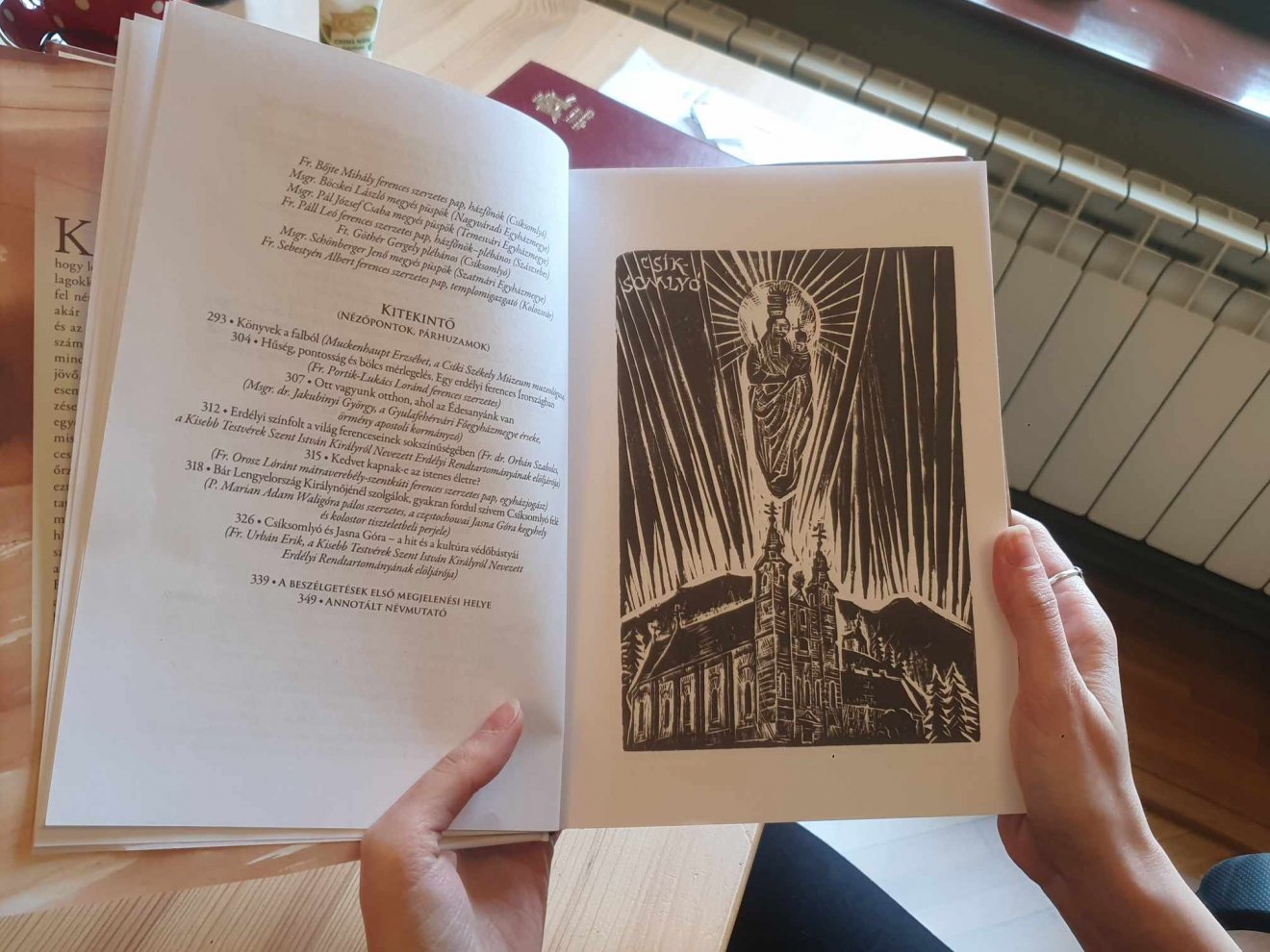 Molnár Dénesnek a csíksomlyói kegytemplomot és a Mária-szobrot ábrázoló fametszete a kötetben •  Fotó: Kiss Judit