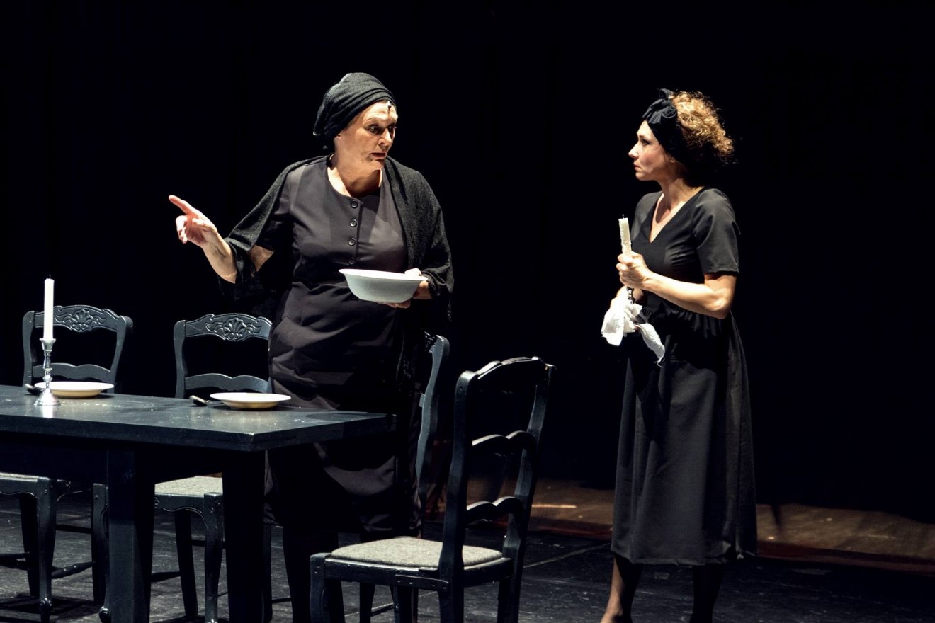 Méhes Kati (balról) a 2017-ben bemutatott, Bernarda Alba háza című előadásban •  Fotó: Harag György Társulat