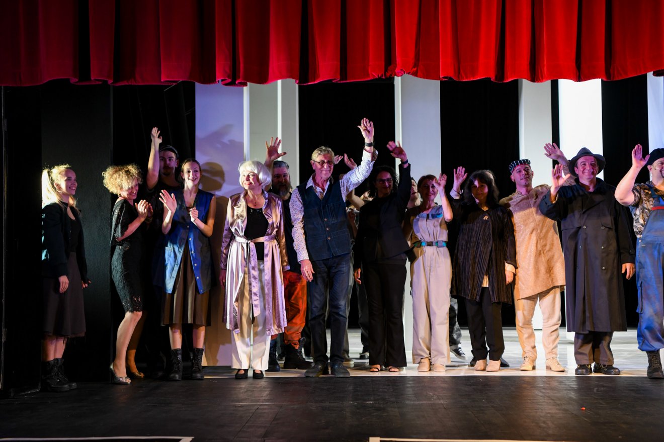 A My Fair Lady című előadás bukaresti bemutatóján Andrei Șerban rendező (középen felemelt kézzel), mellette balra Méhes Kati •  Fotó: Czinzel László/Harag György Társulat