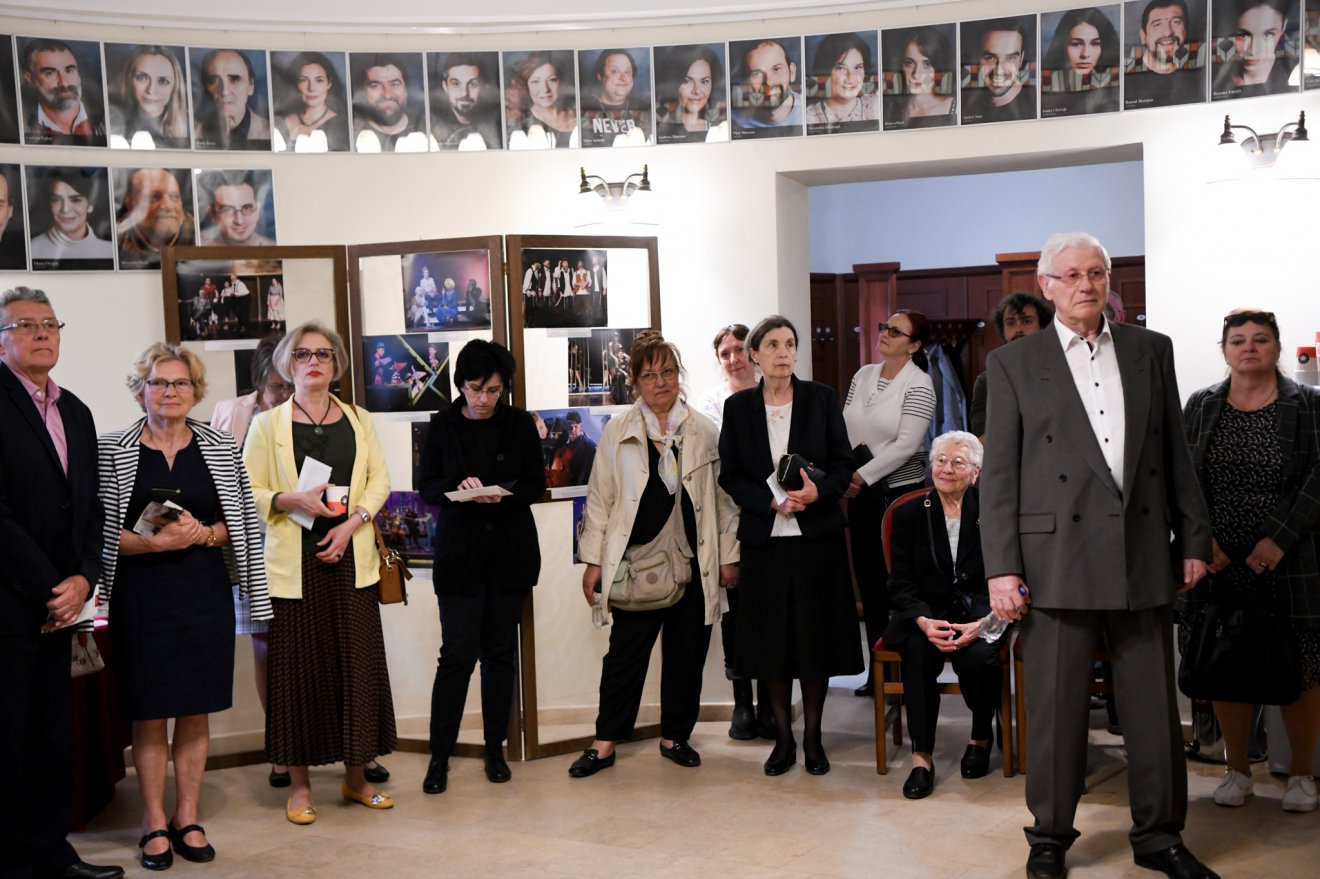 Kiállításmegnyitó. Színháztörténeti tárlat  nyílt a jubileumon •  Fotó: Czinzel László/Harag György Társulat