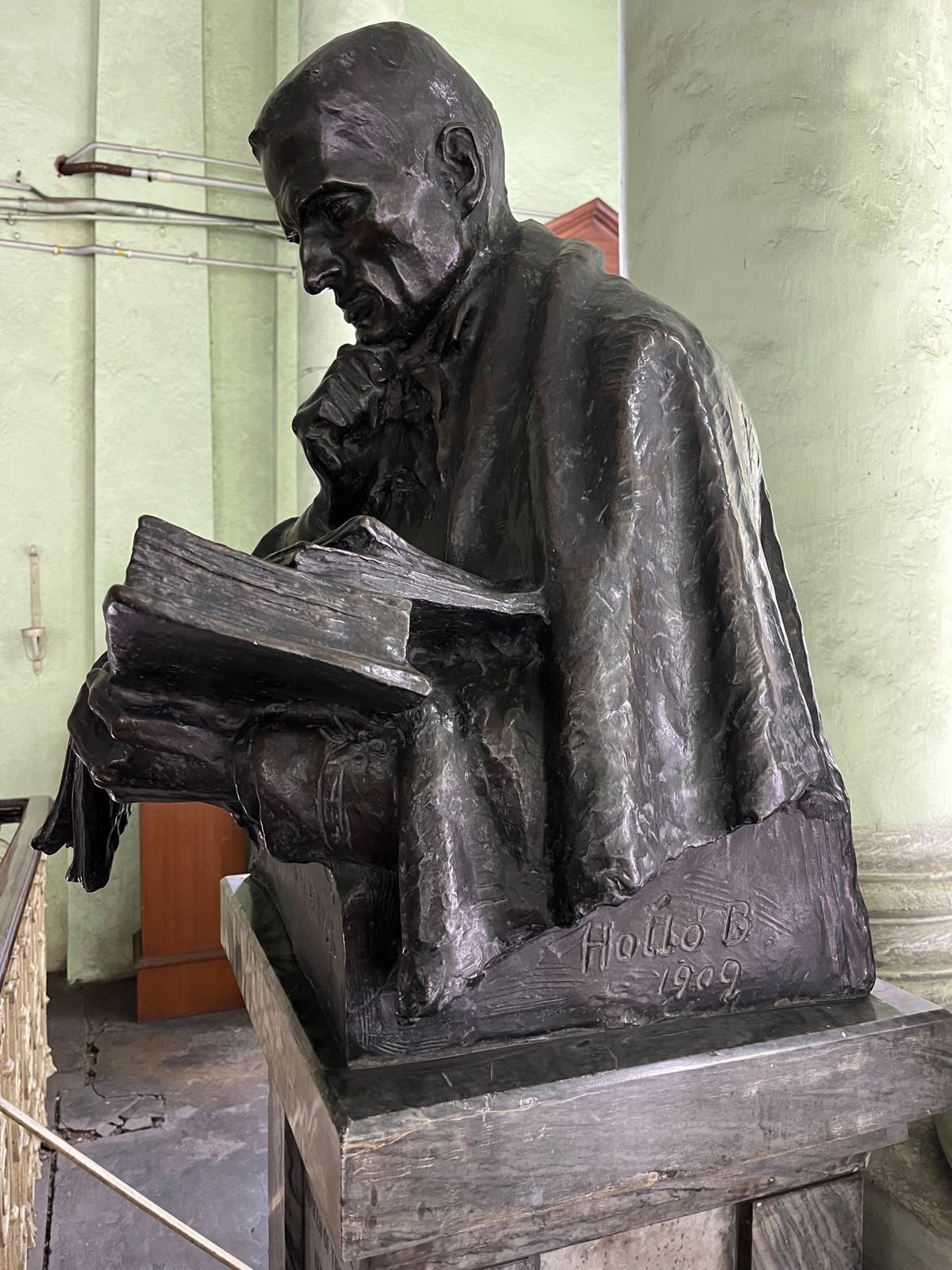 Kőrösi Csoma Sándor szobra a kalkuttai Ázsiai Társaság székhelyén •  Fotó: Liszt Intézet Delhi