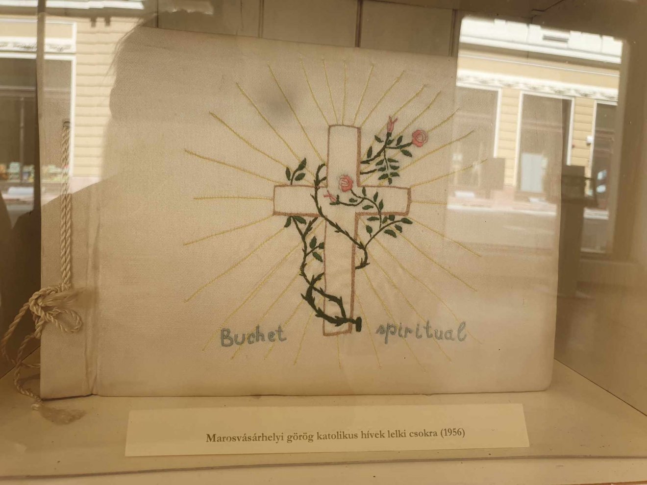 Marosvásárhelyi görögkatolikus hívek küldték ezt az albumba fűzött imacsokrot Márton Áronnak 1956-ban •  Fotó: Kiss Judit