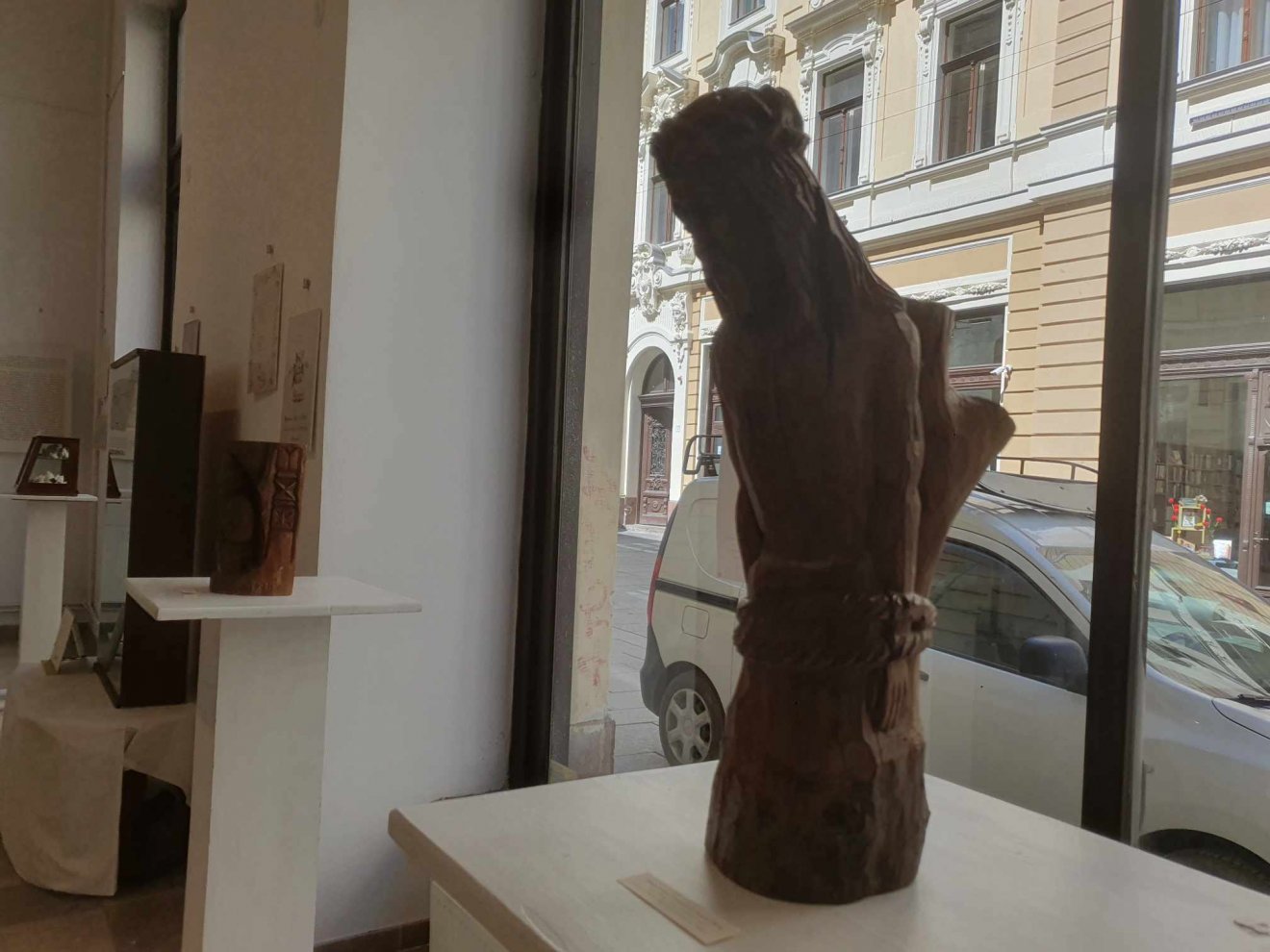 Orbán Ferenc fából faragott Krisztus-szobrocskája is a püspöknek készült •  Fotó: Kiss Judit