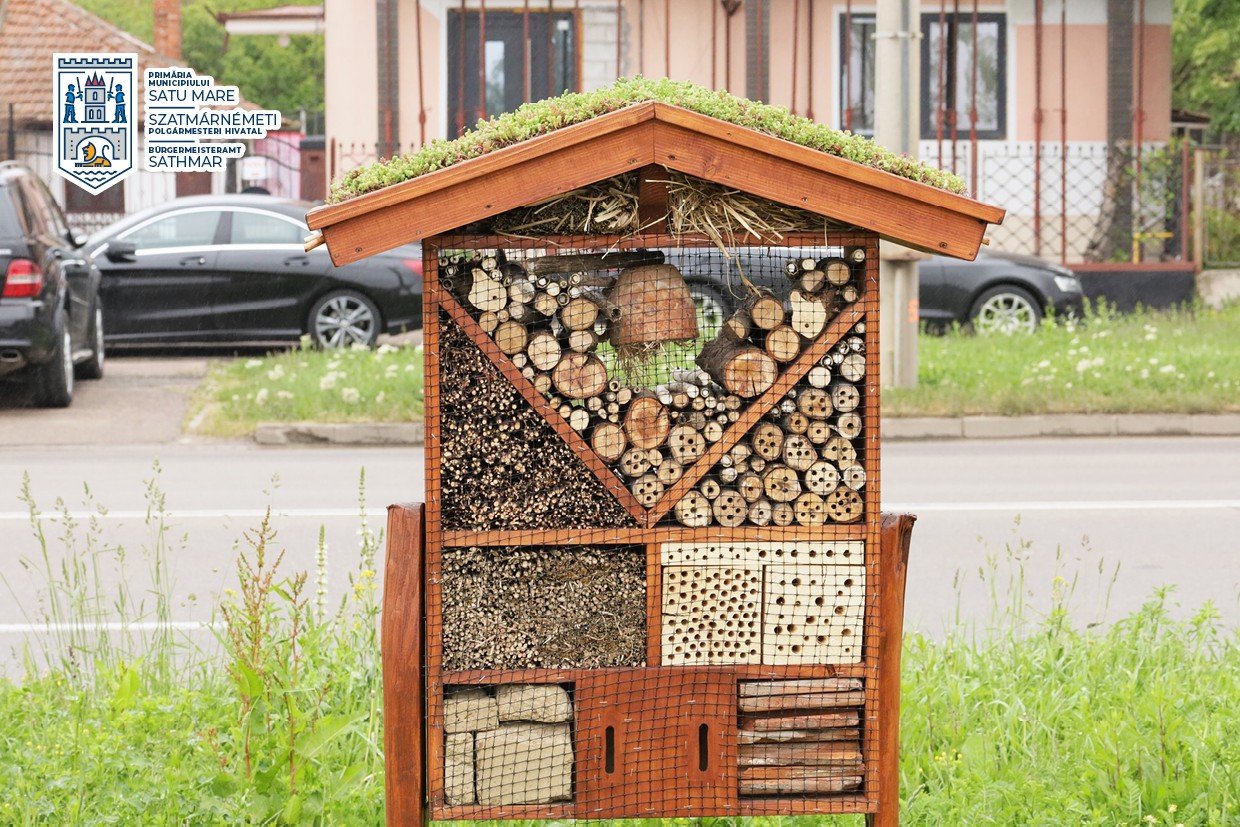 Méhecskehotel Szatmáron. A rovarok szállodájának tekinthető minden 2–10 mm átmérőjű, legalább néhány cm hosszúságú, cső alakú anyag, tárgy •  Fotó: Szatmárnémeti Polgármesteri Hivatal/Facebook