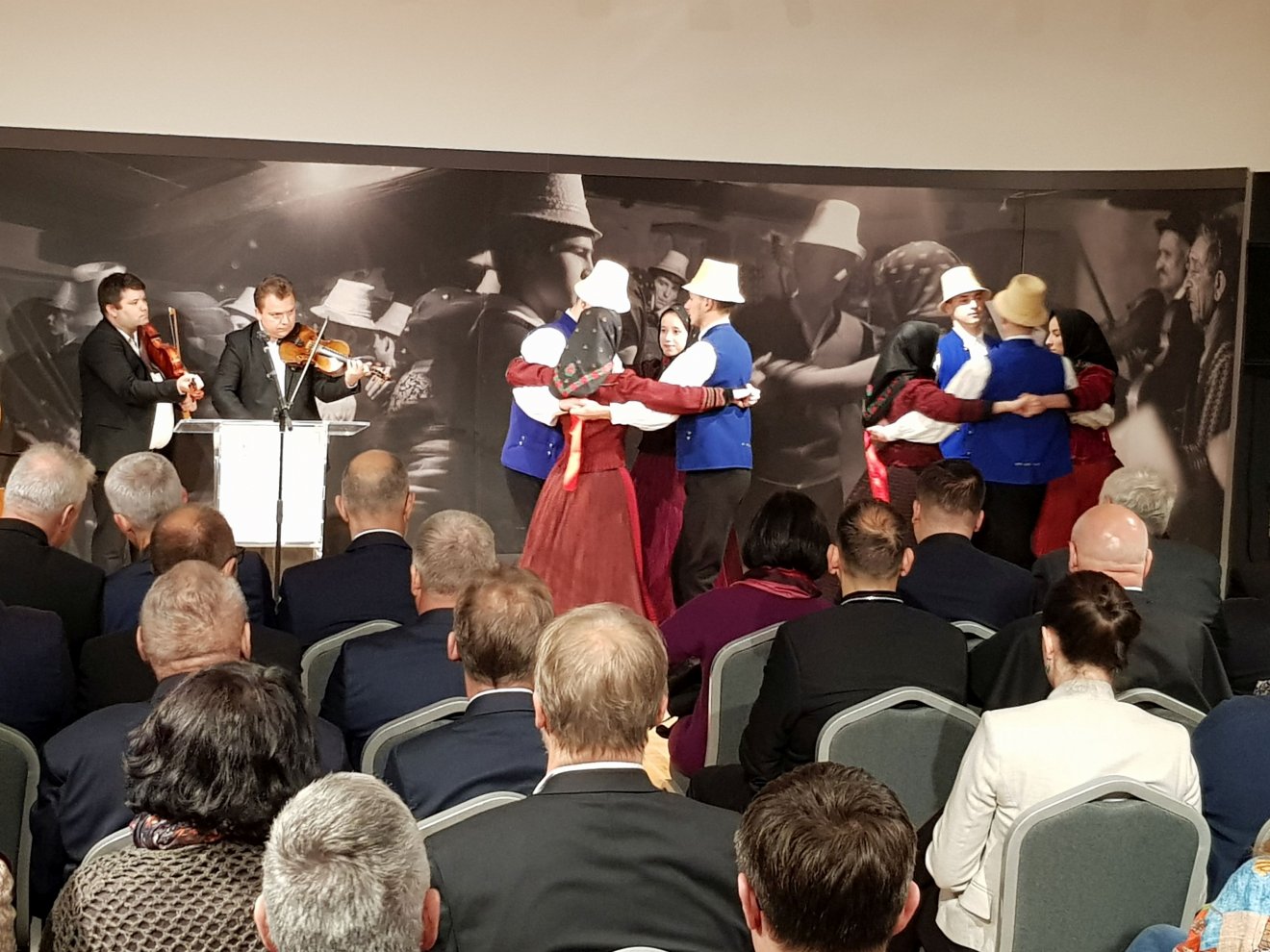 Pál István „Szalonna” és bandája muzsikál, a sapientiás hallgatók táncolnak •  Fotó: Rostás Szabolcs