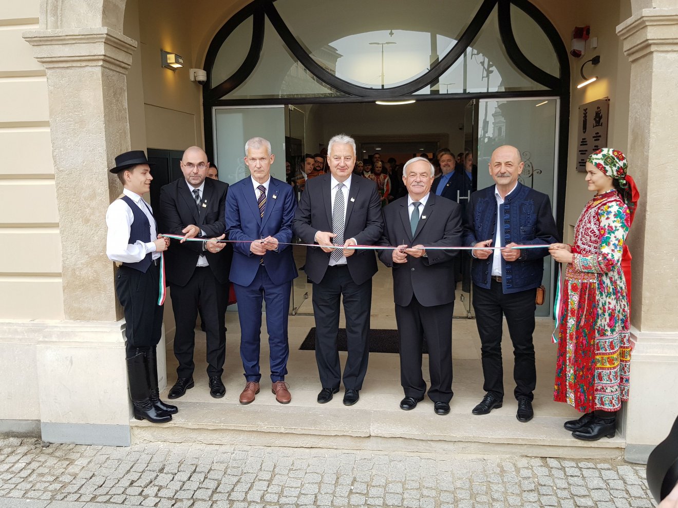 Szenkovics Dezső dékán, Tonk Márton rektor, Semjén Zsolt kormányfőhelyettes, Kató Béla püspök és Kelemen László, az Erdélyi Hagyományok Háza Alapítvány kuratóriumának elnöke átvágja a felújított épület avatószalagját •  Fotó: Rostás Szabolcs