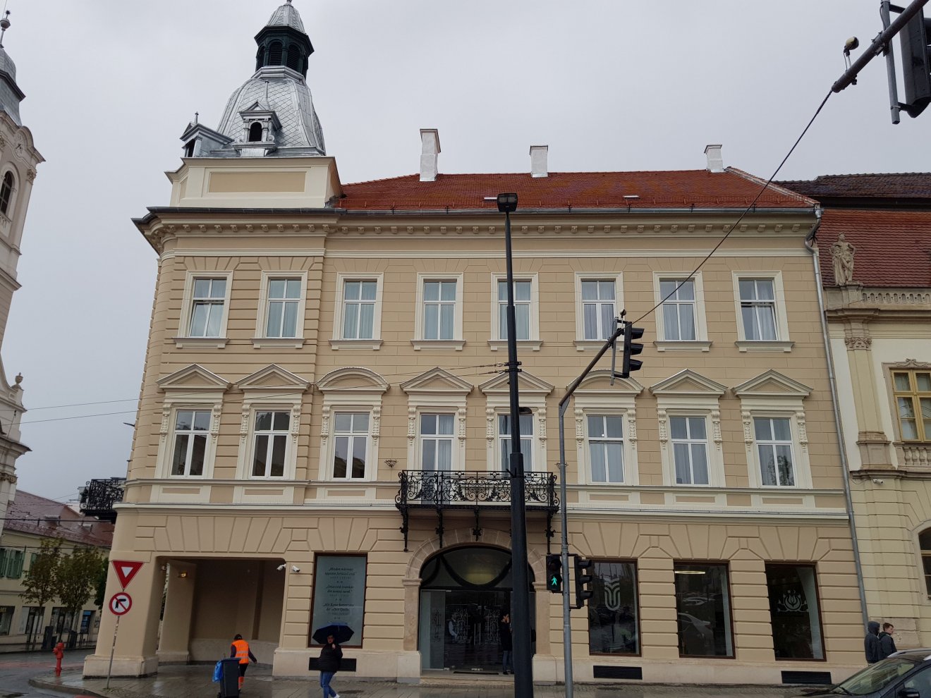 A főbejárat mellett négy (magyar, román, német, angol) nyelven olvasható a Liszt Ferenctől származó idézet: „Minden művészet egyazon forrásból ered”. •  Fotó: Rostás Szabolcs