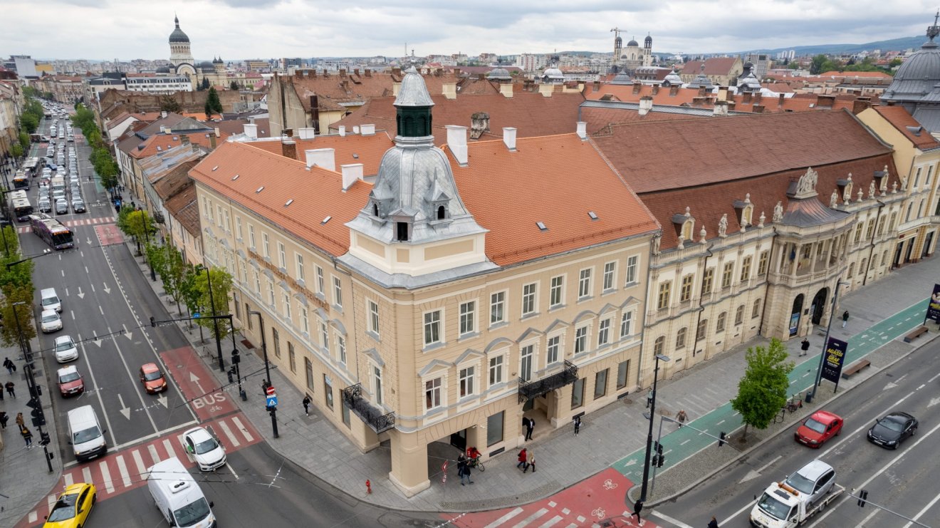 Kolozsvár emblematikus főtéri épülete a magasból
