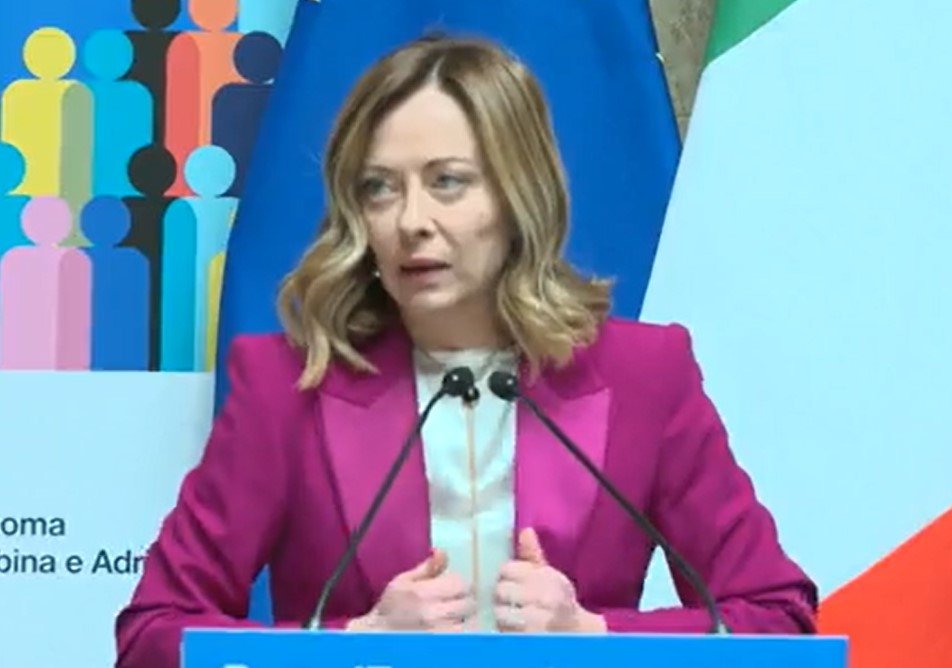 Giorgia Meloni közösségi oldalán hangsúlyozta ,,erős aggodalmát a közel-keleti térség további destabilizációja miatt