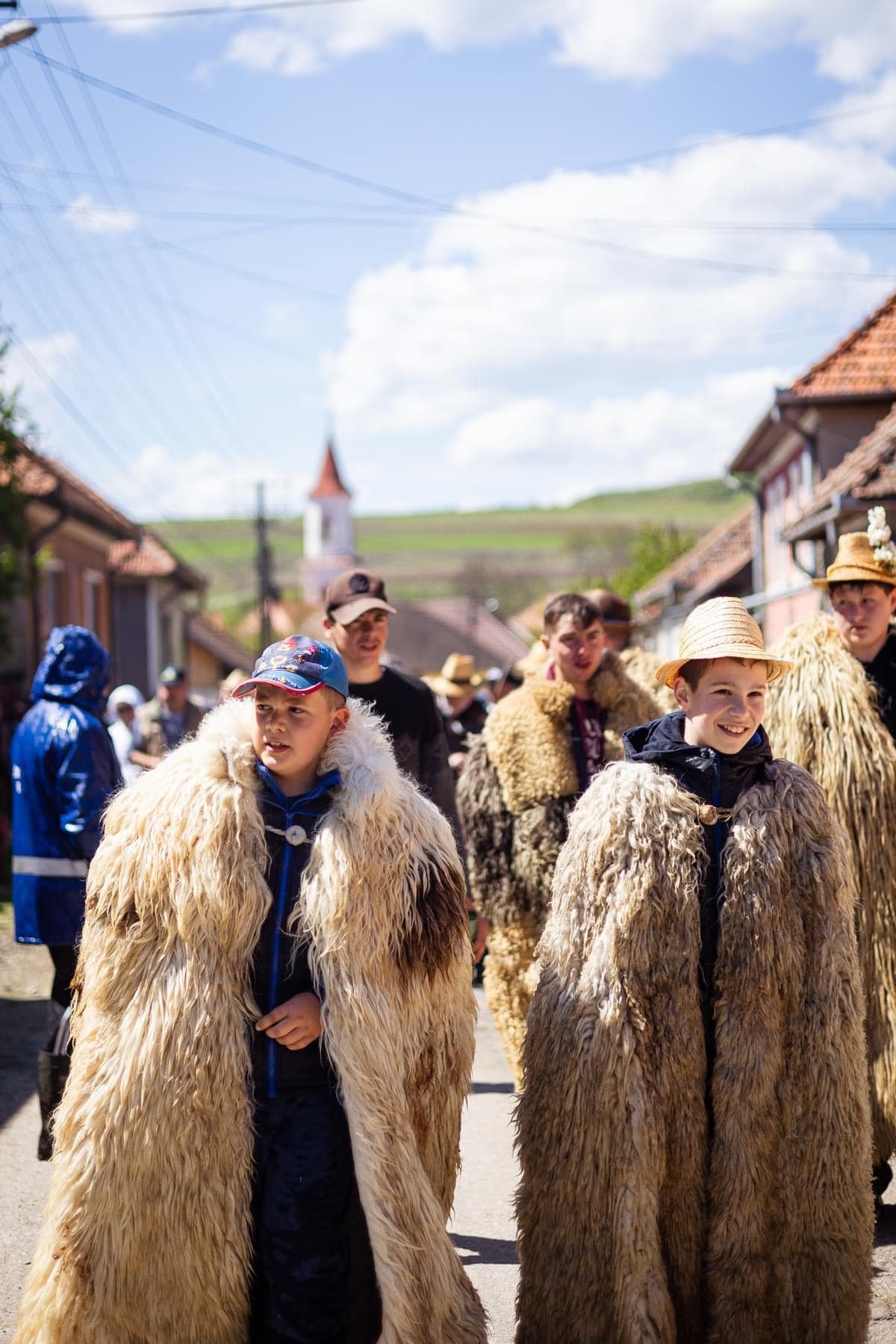 A fiatal generáció is bekapcsolódik a juhmérési mulatságba •  Fotó: Folkotthon/Sándor Lóránd