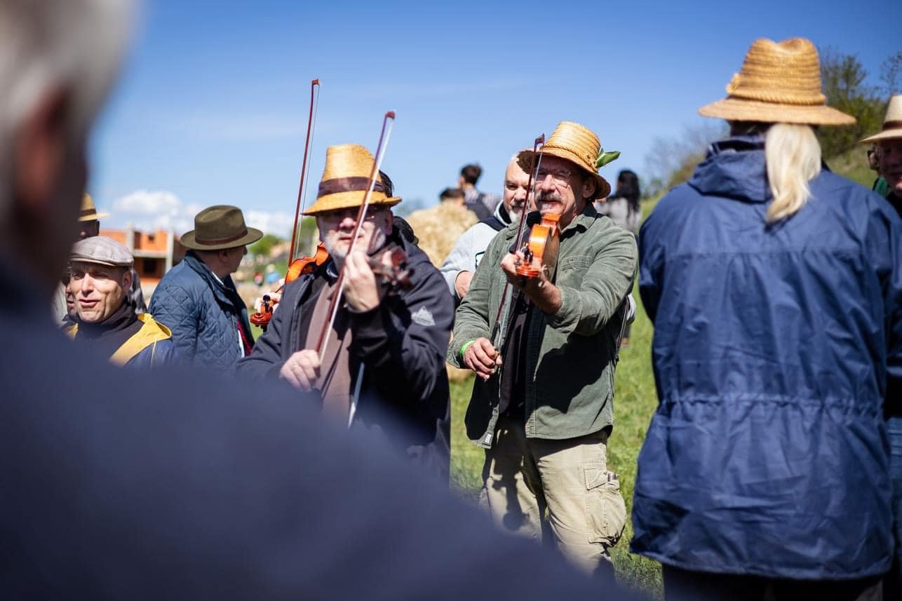 Énekszó, zeneszó is kíséri a juhmérés eseményét •  Fotó: Folkotthon/Sándor Lóránd