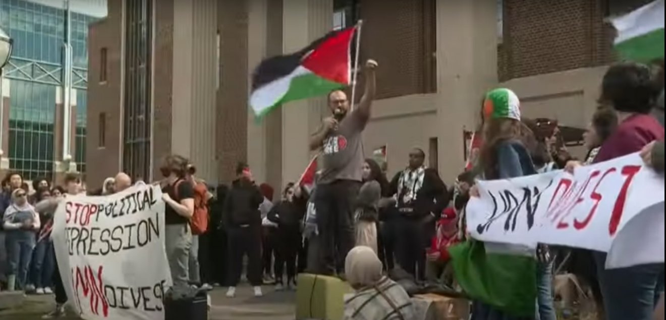 Tomboló antiszemitizmus. A palesztinpárti egyetemi megmozdulásokon gyakoriak a zsidóellenes jelszavak •  Fotó: Youtube