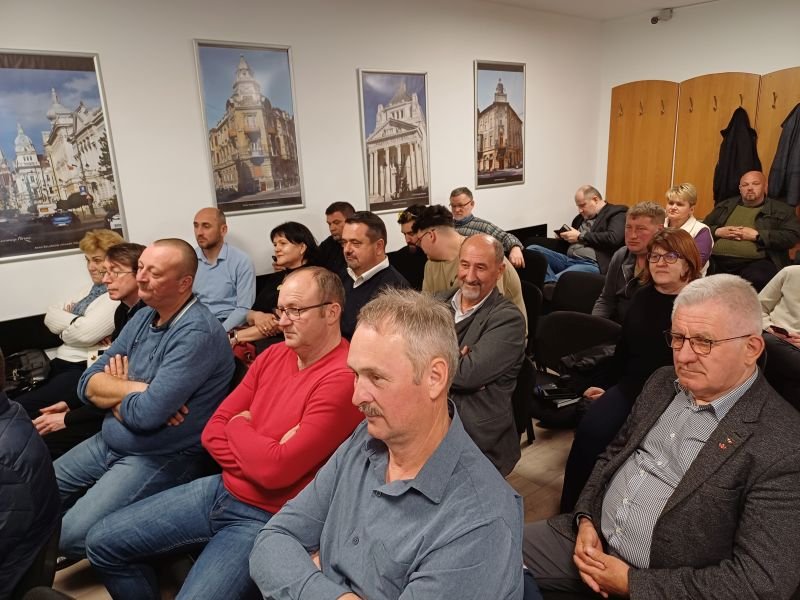 A jelenlegi öt RMDSZ-es polgármester egy képen – az előtérben látható sorban, a fal mellett Korondi Erika, balról a negyedik Sandu Krisztián, a mögöttük lévő sorban jobbról balra haladva: Haász Tibor, Papp Attila, és középen Kovács Imre •  Fotó: Pataky Lehel Zsolt