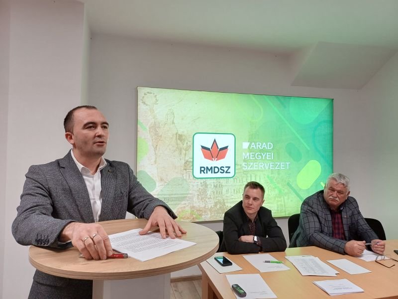 Péró Tamás, az RMDSZ Arad megyei szervezetének ügyvezető elnöke szerint meg kell adni a lehetőséget a mintegy 25 ezer Arad megyei magyarnak, hogy a választásokon magyar jelöltre szavazhassanak •  Fotó: Pataky Lehel Zsolt