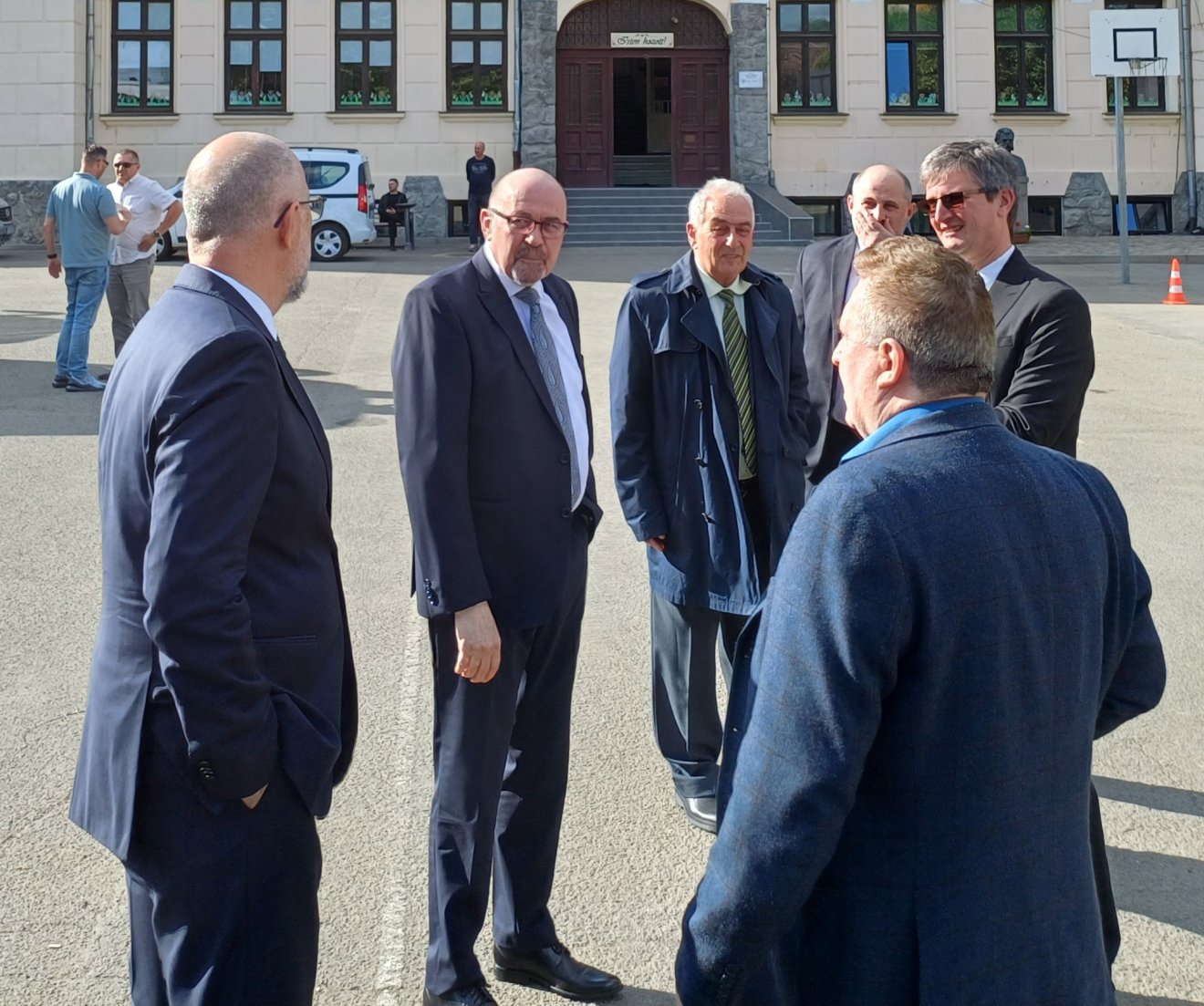 Kelemen Hunor, Markó Béla, Király András, az aradi Szabadság-szobor Egyesület elnöke, Tóth Csaba Arad megyei prefektus és Faragó Péter az aradi Csiky Gergely Főgimnázium udvarán •  Fotó: Pataky Lehel Zsolt