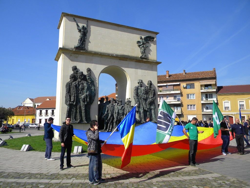 Román ellentüntetők a román diadalívnél 2014. október 6-án. Azóta leszoktak a demonstrációról •  Fotó: Pataky Lehel Zsolt