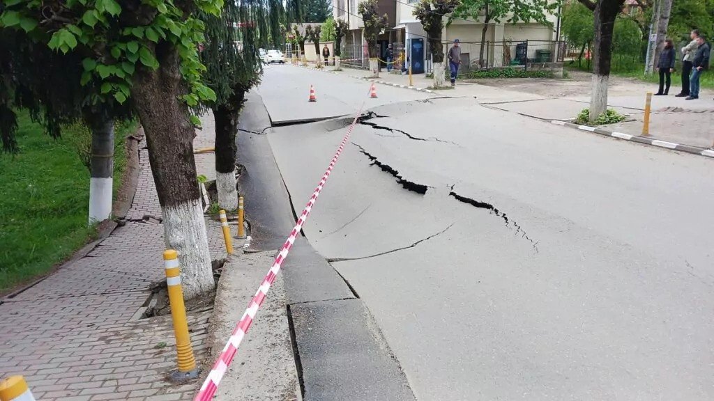 Tovább mélyült a Prahova megyei Slănic településen csütörtökön keletkezett kráter •  Fotó: Katasztrófavédelmi felügyelőség