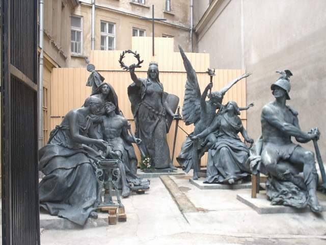 1999. október 1-sején szabadult ki a szoborcsoport a várfogságból, de még várni kellett arra, hogy újra köztérre kerüljön •  Fotó: Pataky Lehel Zsolt