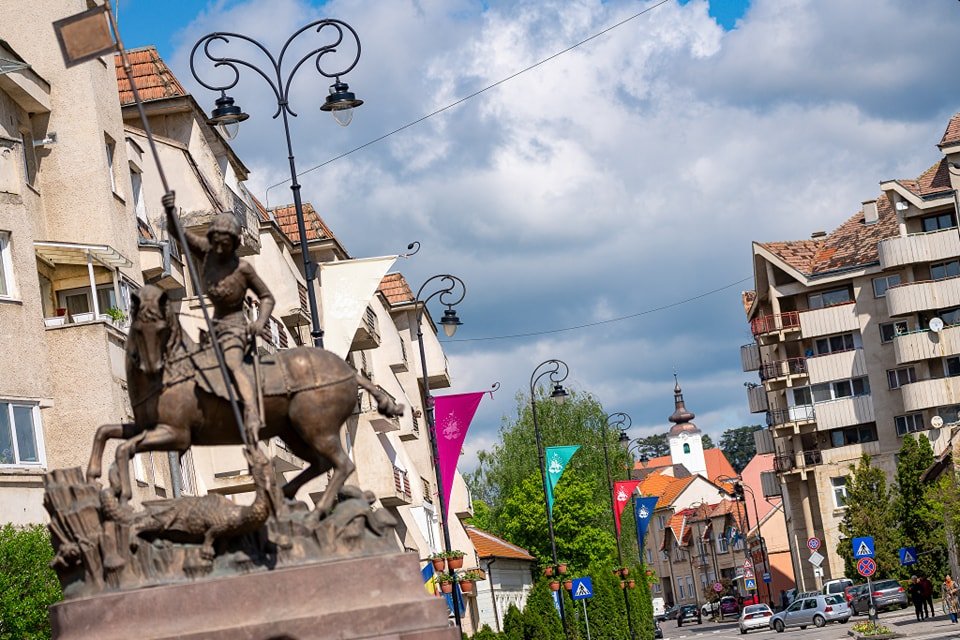 Ünneplőbe öltözött a város, hétfőn kezdődik a közönséget több mint három évtizede megmozgató Szent György Napok •  Fotó: Kristó-Gothárd Hunor/Szent György Napok