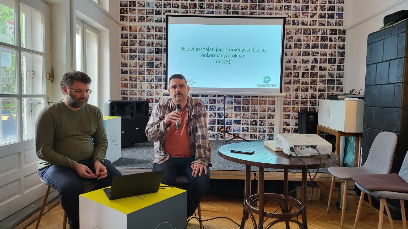 Kiss Tamás (a mikrofonnal) és Toró Tibor szociológusok mutatták be Kolozsváron a hivatali anyanyelvhasználatról készült friss kutatás eredményeit •  Fotó: Bálványos Istvézet sajtóirodája