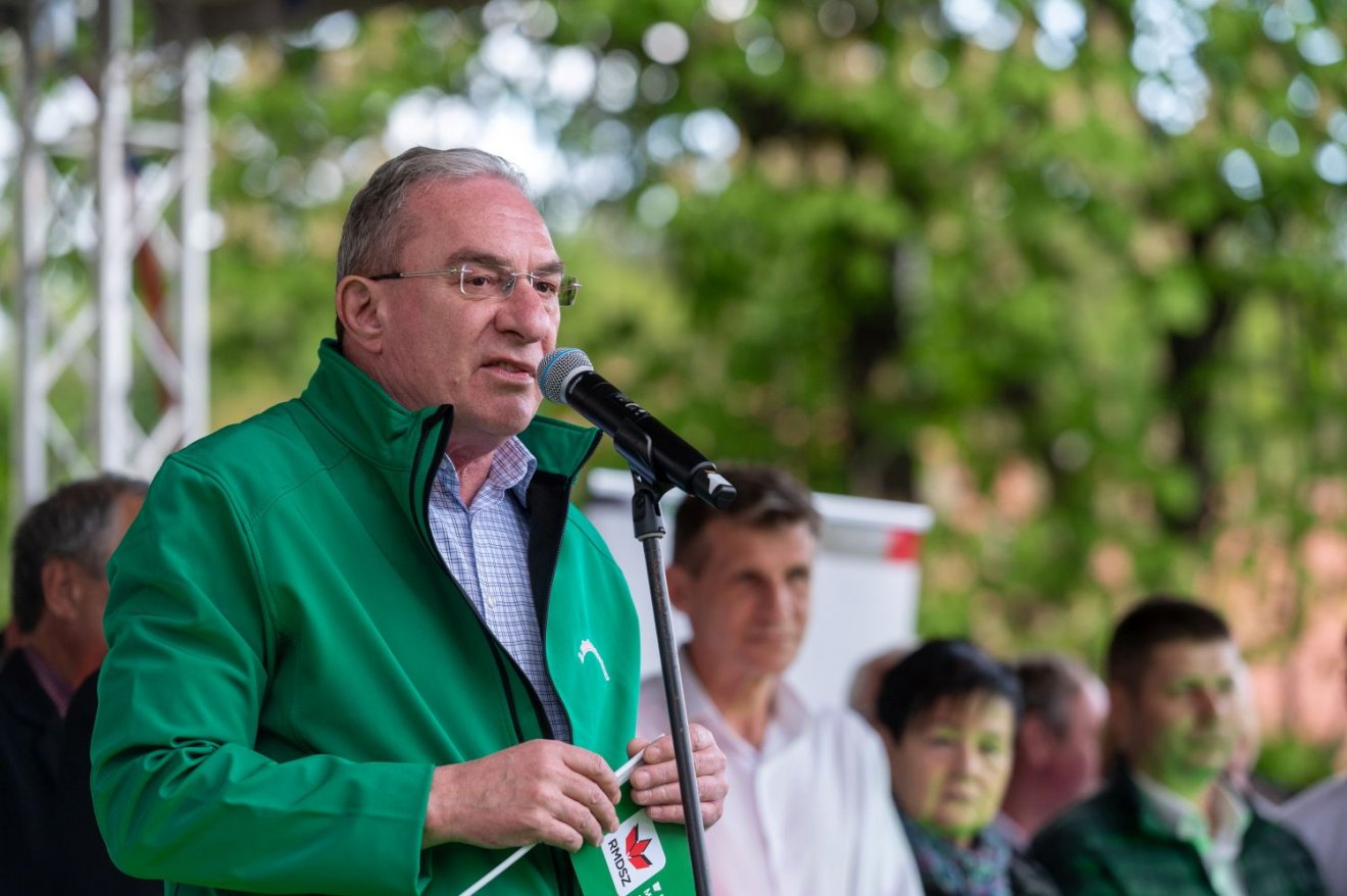 Winkler Gyula: a helyi képviselet akkor teljes, ha országos és európai képviselettel párosul •  Fotó: MTI/Kiss Gábor