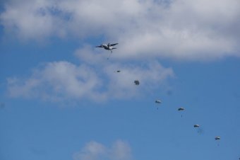 A második világháború óta ritkán látott, nagyszabású légideszant-hadgyakorlatot tartanak erdélyi helyszíneken is