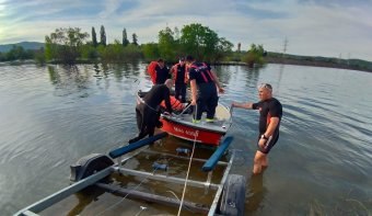 Második napja keresnek a búvárok egy vízbe esett személyt Hunyad megyében