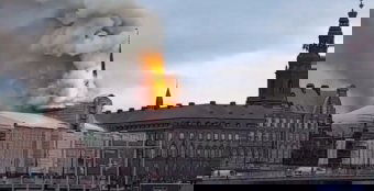 Hatalmas lángokkal ég egy 400 éves történelmi épület a dán fővárosban