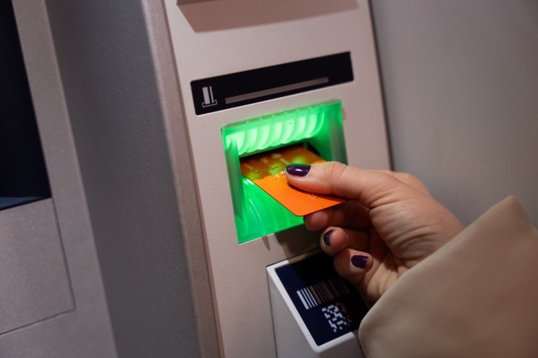 Újabb bank tűnik el a piacról: pénteken lezárul az Intesa Sanpaolo Bank Románia és a First Bank fúziója