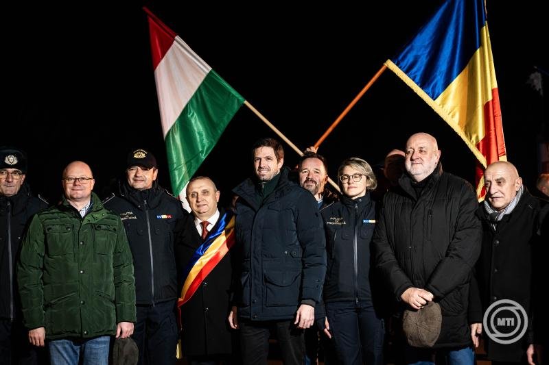 Magyar Levente (középen) magyar és romániai hivatalosságokkal ünnepelte a schengeni csatlakozást többek között  a Zajta és Nagypeleske közötti ideiglenes határátkelőn