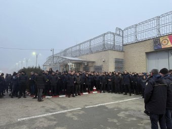 Büntetés a túlóra: tüntettek a börtönőrök a salátarendelet ellen